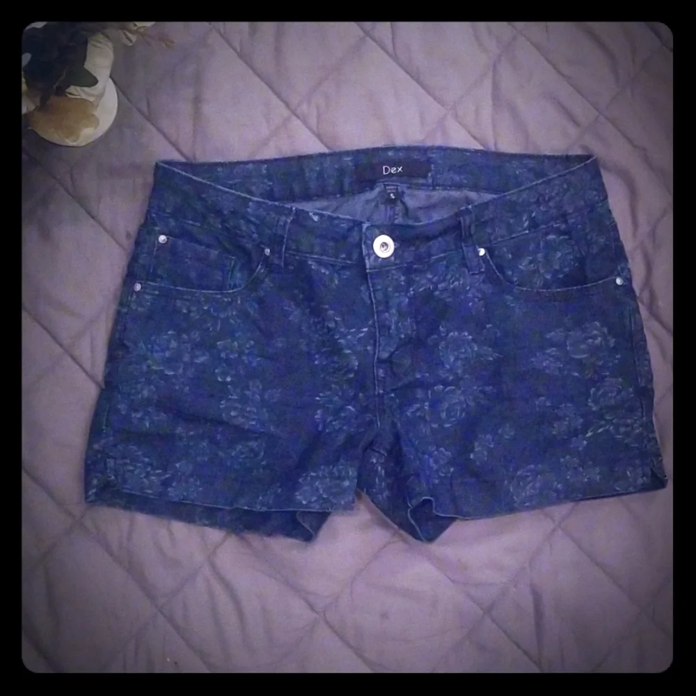 B4-DEX: SMALL; BLUE JEAN FLOWERED SHORTS WOMEN - Picture 1 of 3